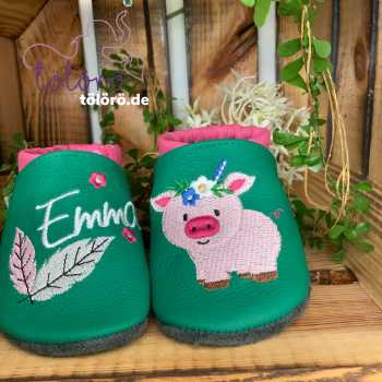 Name mit Federn und Schweinchen