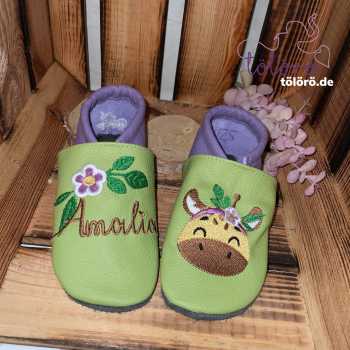 Name mit Blumenranke und Giraffenkopf