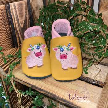 Name mit Federn und Schweinchen
