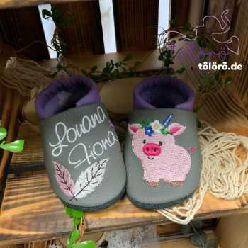 Name mit Federn und Schweinchen