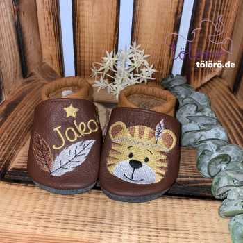 Name mit Feder und Tiger