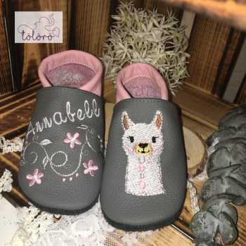 Name mit Blumenranke und Lama