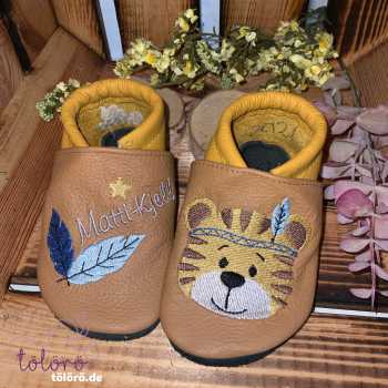 Name mit Feder und Tiger