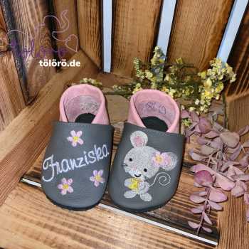 Name mit Blumen und Maus