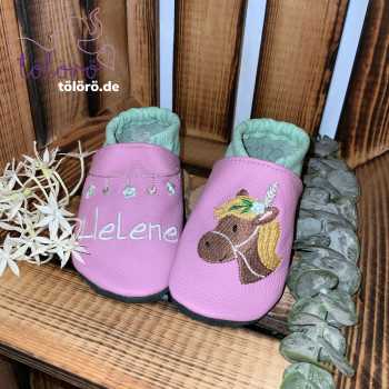 Name mit Blumenleine und Pferdekopf