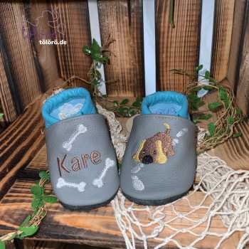 Name mit Knochen und Hund auf Spurensuche