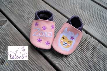 Name mit Blumen und Alpaka/Lama