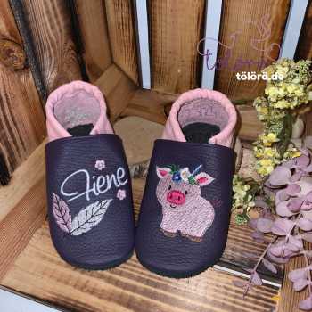 Name mit Federn und Schweinchen