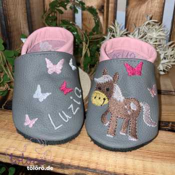 Name mit Schmetterlinge und Pferdchen