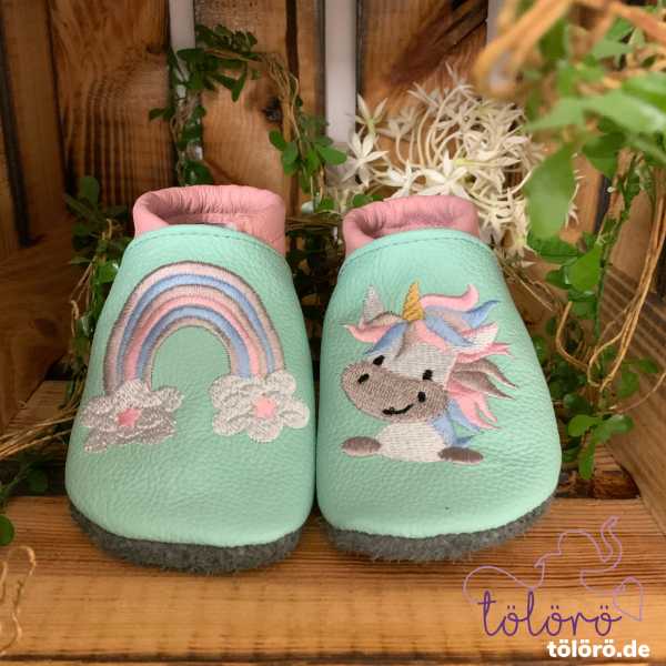 Name mit Regenbogen und Einhorn pastell
