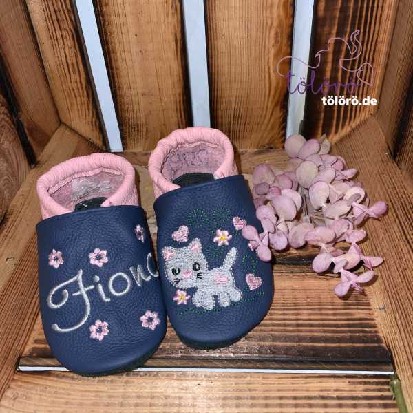Name mit Blumen und Katze