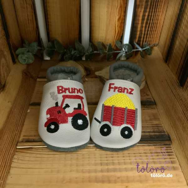 Name mit Traktor und Anhänger