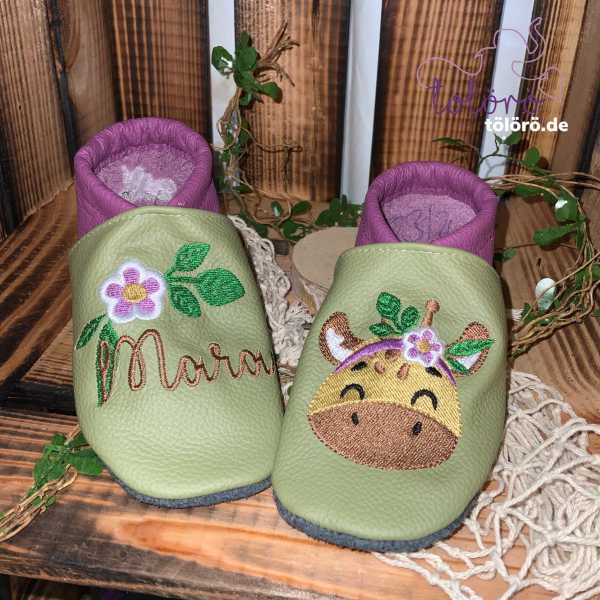 Name mit Blumenranke und Giraffenkopf