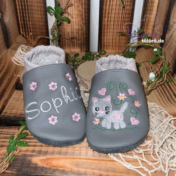 Name mit Blumen und Katze