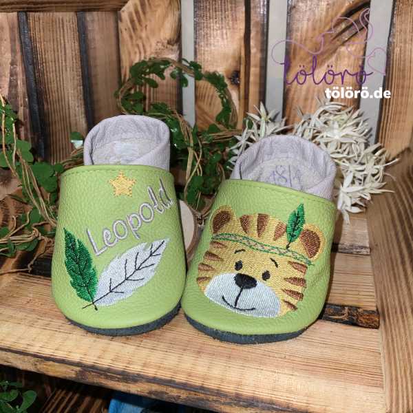 Name mit Feder und Tiger