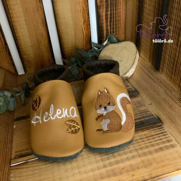 Name mit Blättern und Eichhörnchen