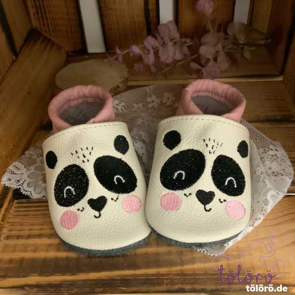 Name im Blätterkreis und Pandagesicht