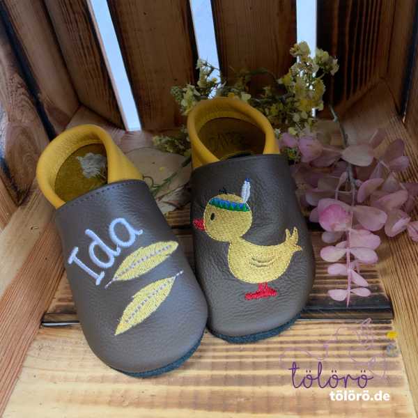 Name mit Federn und Ente
