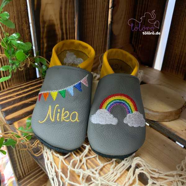 Name mit Wimpelkette und Regenbogen