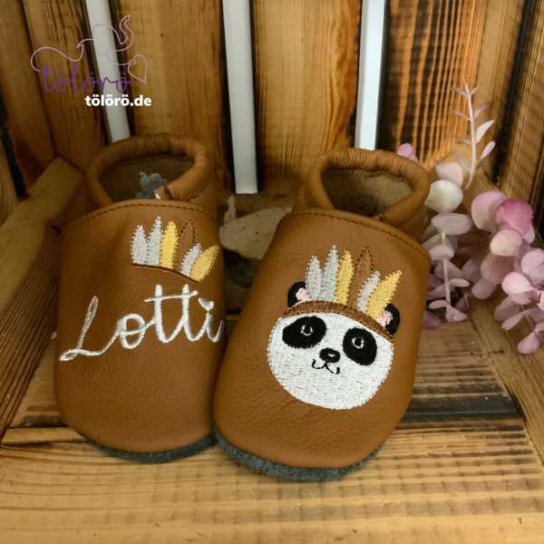 Name mit Federkrone und Panda