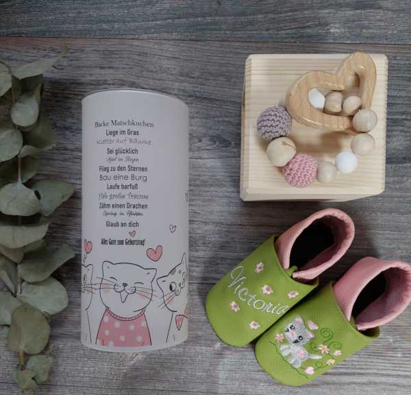 Name mit Blumen und Katze