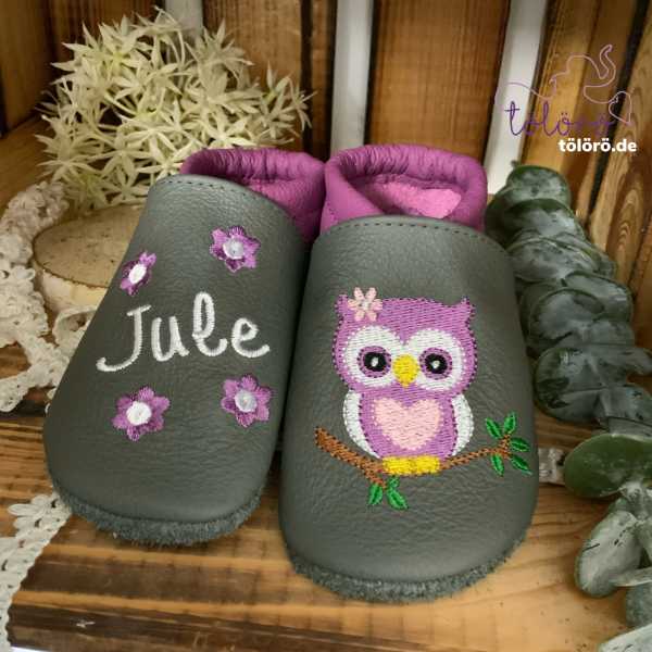 Name mit Blumen und Eule
