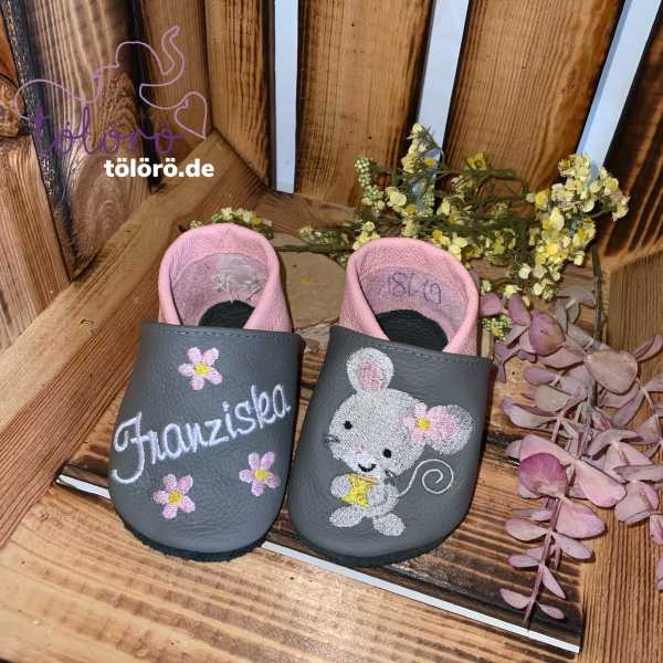 Name mit Blumen und Maus