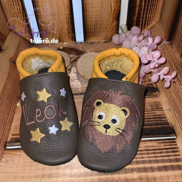 Name mit Sternen und Löwenkopf