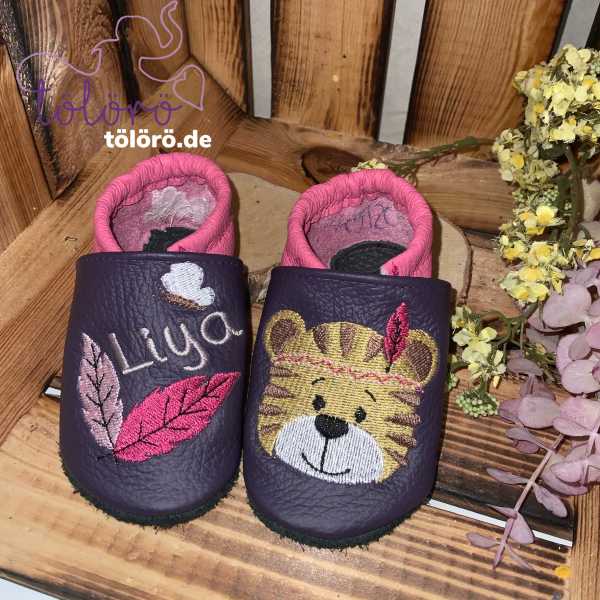 Name mit Feder und Tiger
