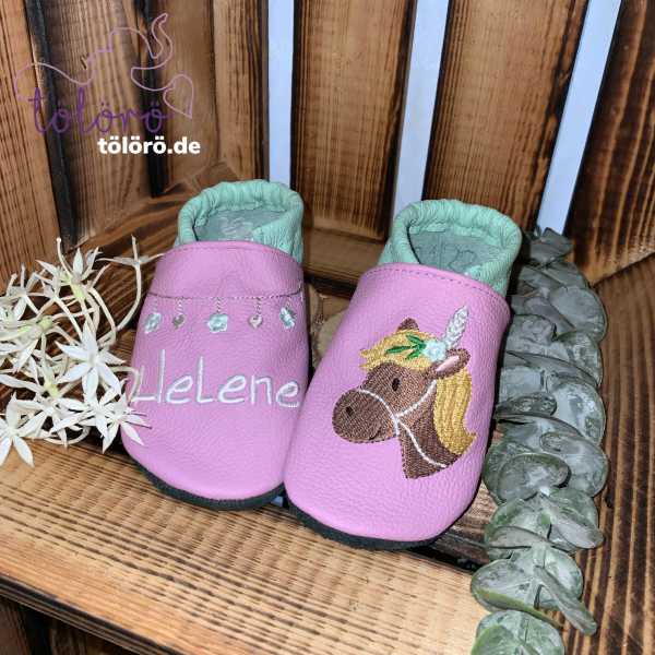 Name mit Blumenleine und Pferdekopf