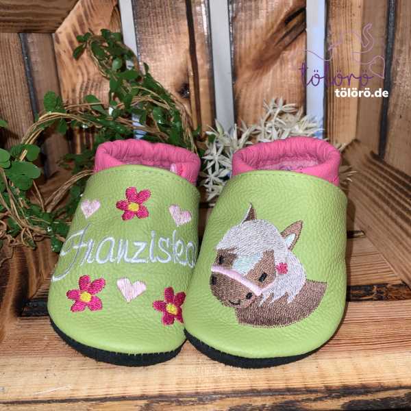 Name mit Blumen, Herzen und Pferd Fritz
