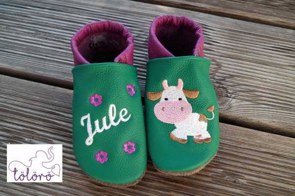 Name mit Blumen und Kuh